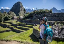 Podróżnik fotografuje Machu Picchu w słoneczny dzień w Peru