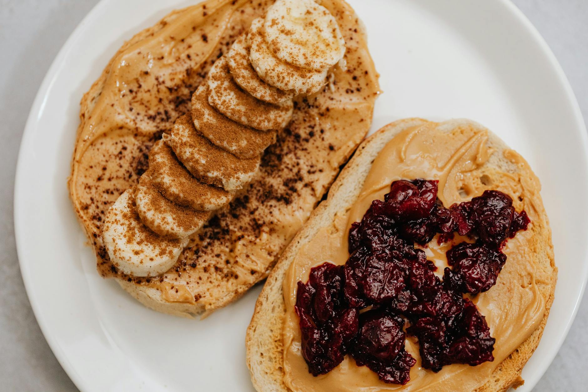 Tost z masłem orzechowym, bananem i dżemem jako szybkie zdrowe śniadanie