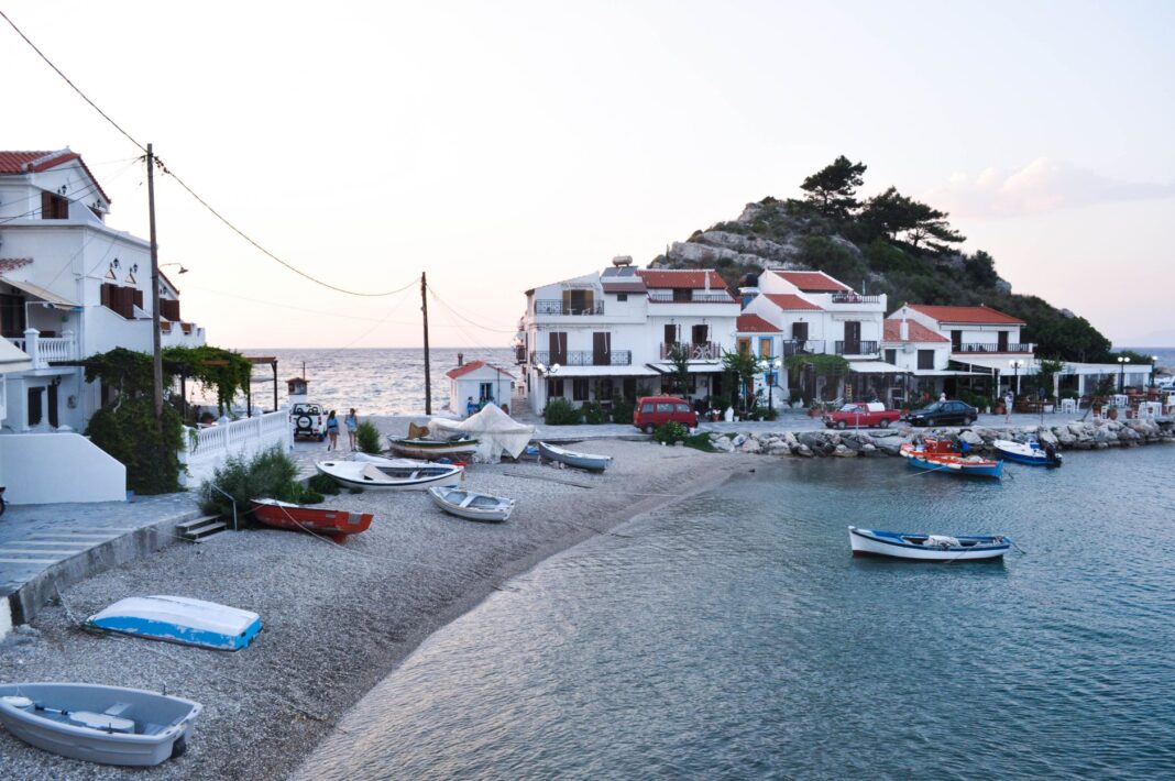 Nadmorska wioska na Samos o zachodzie słońca z łodziami i tawernami