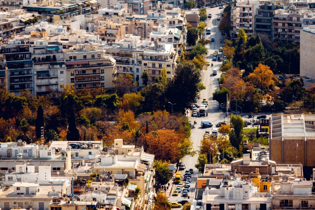 Panorama Aten z lotu ptaka w jesiennych barwach