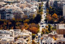 Ateny poza centrum: dzielnice Pangrati, Exarchia, Koukaki i nadmorska Glyfada oczami mieszkańca Panorama Aten z lotu ptaka w jesiennych barwach