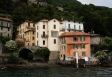 Kastoria – miasto futer, jeziora i bizantyjskich kościołów w zapomnianym regionie Macedonii Kolorowe kamienice nad jeziorem w malowniczym miasteczku